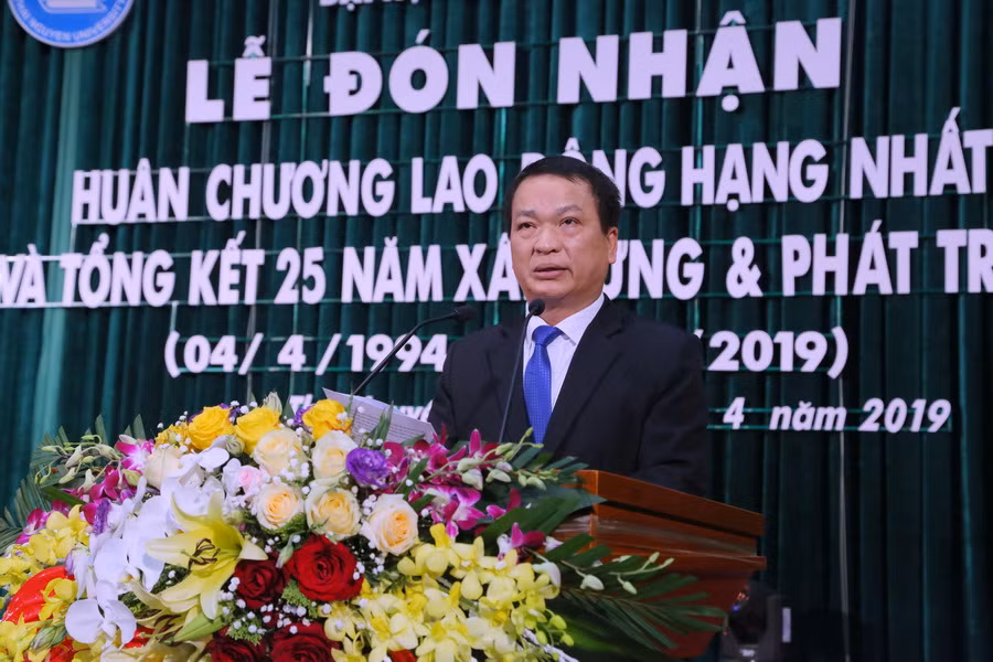 GS.TS Phạm Hồng Quang trình bày diễn văn kỉ niệm. Ảnh Việt Hà