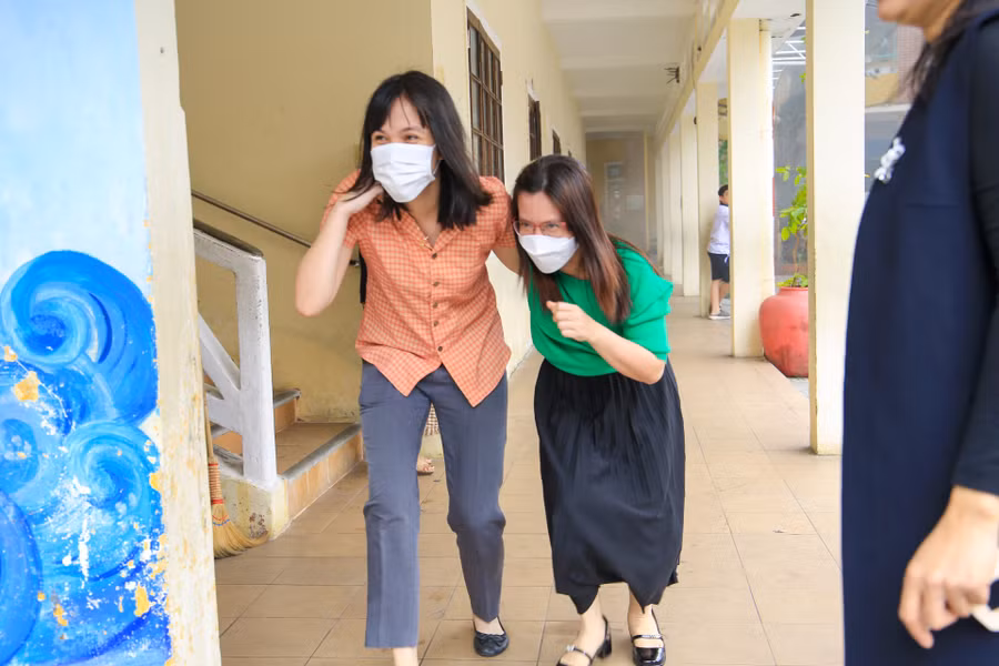 Nhiều người bị thương, ngạt khói được các đồng nghiệp hỗ trợ thoát khỏi đám cháy.