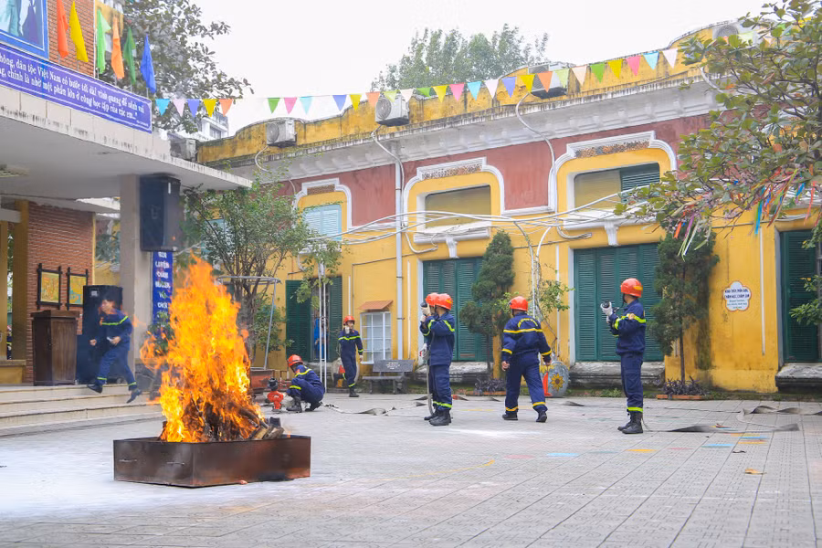 Lực lượng Cảnh sát PCCC có mặt, chuẩn bị phương án chữa cháy.