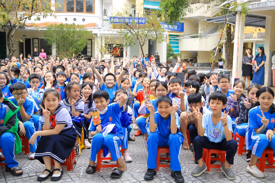 Rất đông học sinh hào hứng, chú ý theo dõi diễn biến buổi thực tập.