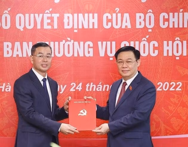 Chủ tịch Quốc hội Vương Đình Huệ đến dự hội nghị và trao quyết định cho ông Ngô Văn Tuấn. Ảnh: M.H.