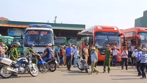 Nhà xe nợ nần, hành khách mắc kẹt trong nắng nóng - ảnh 1