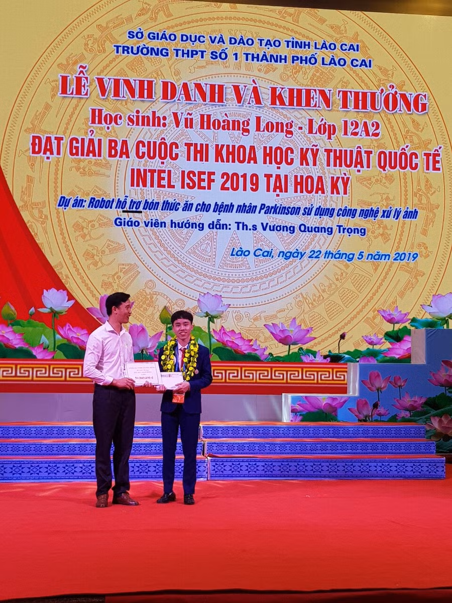Công ty TNHH Thương mại Tân Hưng tặng Vũ Hoàng Long 50 triệu đồng