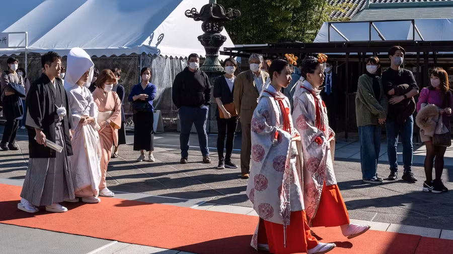 Cô dâu và chú rể trong lễ cưới tại đền Hie ở trung tâm Tokyo. Ảnh: CNN