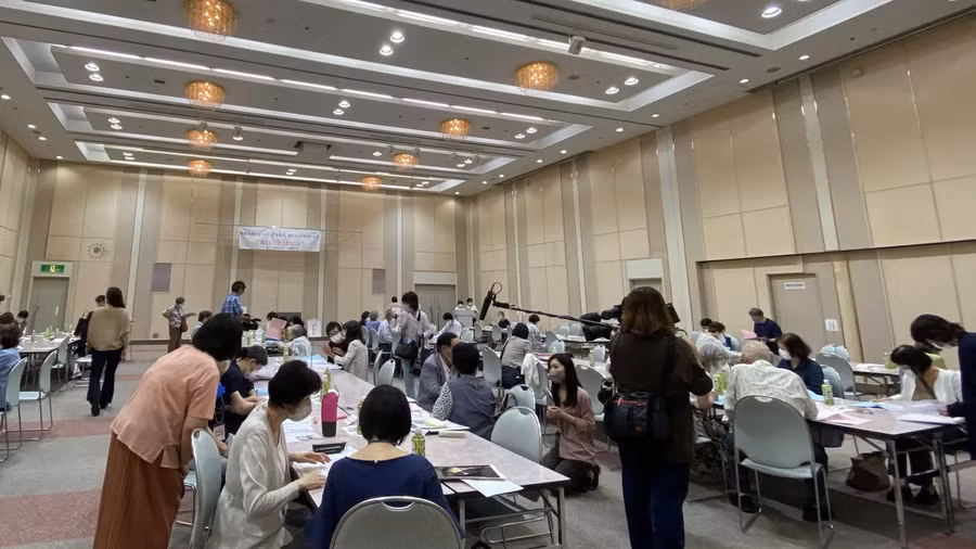 Các bậc phụ huynh tham gia buổi mai mối cho con tại Osaka. Ảnh: CNN