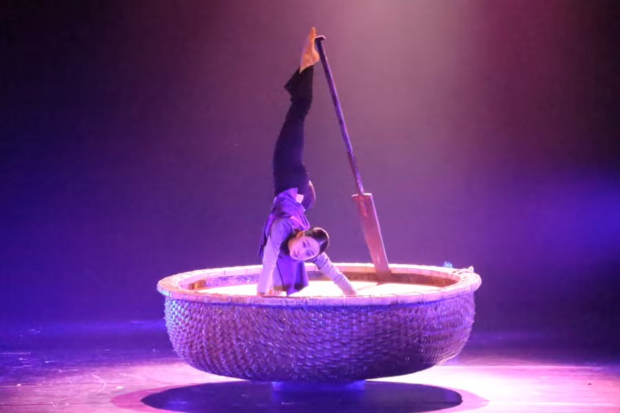 Thí sinh Vũ Thị Huệ với tác phẩm 'Chòng chành', giải Nhì múa dân gian. Ảnh: Thanh Hoa. Thí sinh Vũ Thị Huệ với tác phẩm 'Chòng chành', giải Nhì múa dân gian. Ảnh: Thanh Hoa.