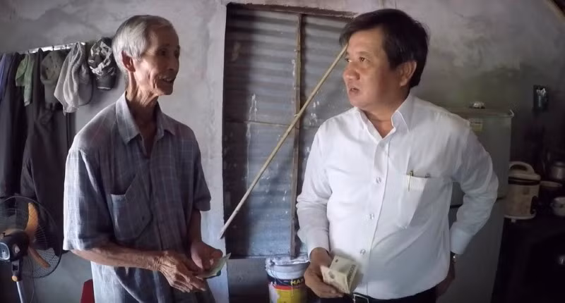 Ông Đoàn Ngọc Hải “cởi áo quan” đi làm việc thiện
