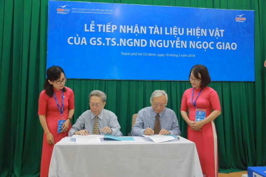 Ký kết bàn giao tài liệu giữa GS.TS.NGND Nguyễn Ngọc Giao và PGS.TS Nguyễn Văn Huy