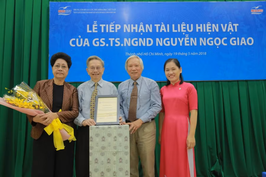 Ban giám đốc HERITIST chụp ảnh kỷ niệm cùng GS.TS.NGND Nguyễn Ngọc Giao và phu nhân