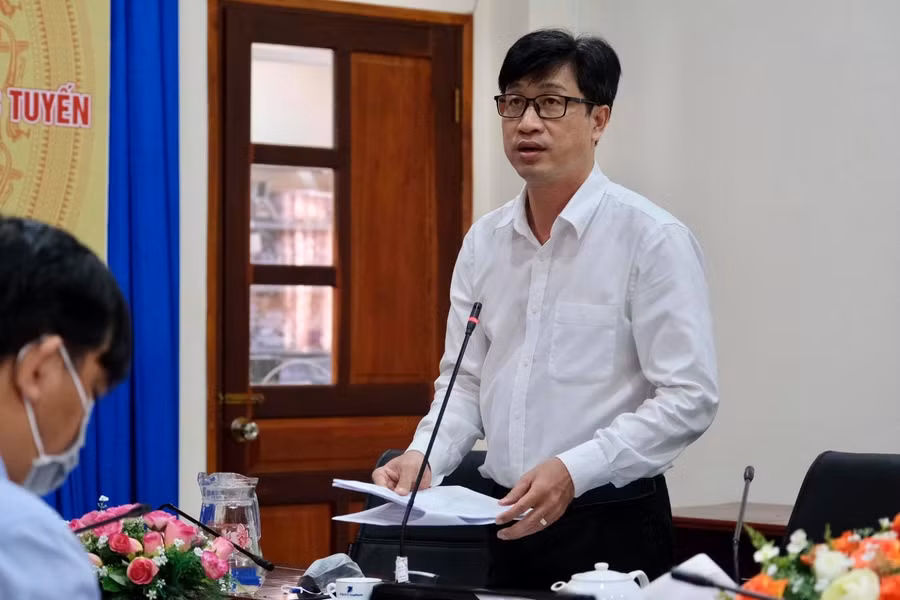 Ông Lê Thanh Long báo cáo công tác triển khai chương trình GDPT 2018 lớp 1 và lớp 2. Ảnh: Trường Tiến