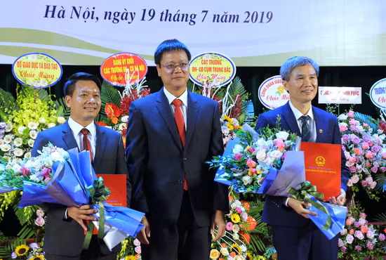 Thứ trưởng Lê Hải An trao quyết định và tặng hoa chúc mừng hai Phó Hiệu trưởng Trường ĐH Sư phạm Hà Nội 2.