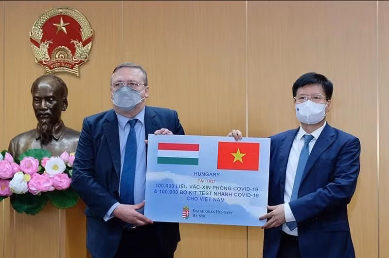Thứ trưởng Bộ Y tế Trương Quốc Cường thay mặt lãnh đạo Bộ Y tế tiếp nhận 100.000 liều vaccine COVID-19 AstraZeneca và 100.000 bộ kit xét nghiệm nhanh từ Đại sứ Hungary tại Việt Nam Öry Csaba. Ảnh: VGP.