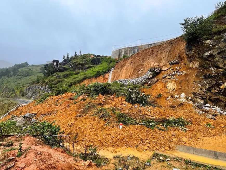 Một điểm sạt lở gây ách tách giao thông trên Quốc lộ 4D qua thị xã Sa Pa. Ảnh: Hồng Thuận.