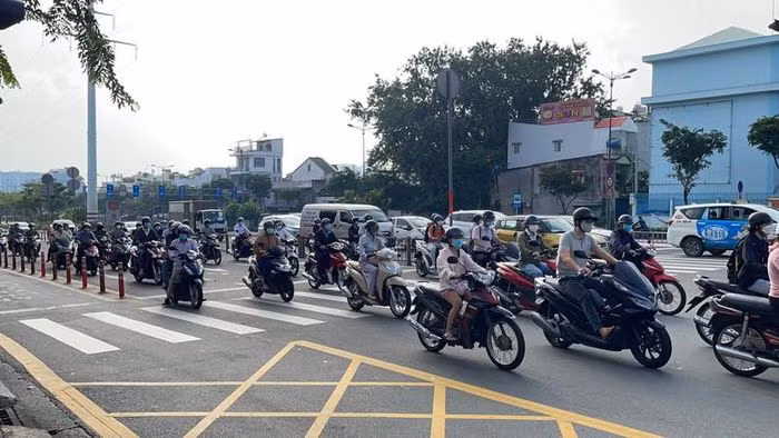 Toàn bộ người tham gia giao thông đều chấp hành nghiêm chỉnh 5K và tham gia giao thông trong trật tự. Ảnh: PLO.