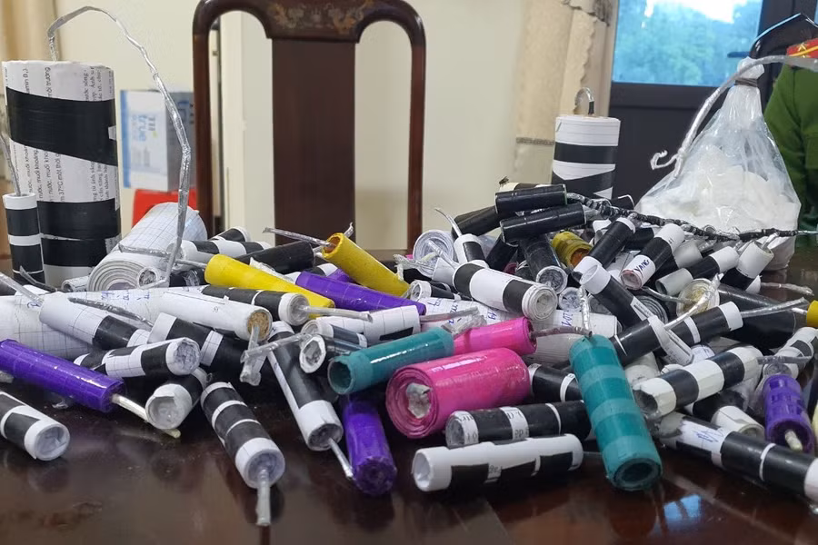 Rất nhiều loại pháo do học sinh ở Hà Tĩnh chế tạo bị lực lượng chức năng phát hiện thu giữ trong thời gian gần đây. Rất nhiều loại pháo do học sinh ở Hà Tĩnh chế tạo bị lực lượng chức năng phát hiện thu giữ trong thời gian gần đây.