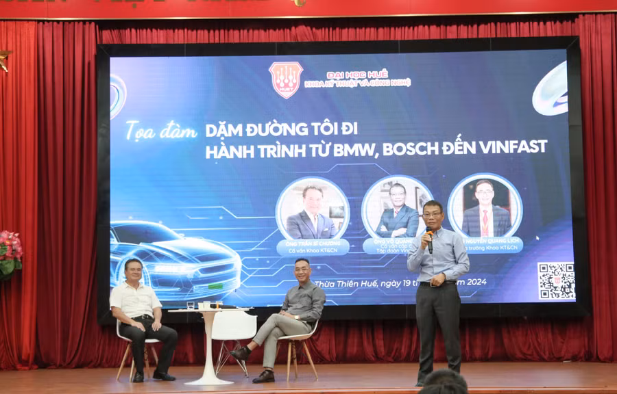 Ông Võ Quang Huệ - cố vấn cấp cao của Tập đoàn Vingroup giao lưu, chia sẻ với sinh viên về kinh nghiệm thực tiễn của ngành sản xuất ô tô.