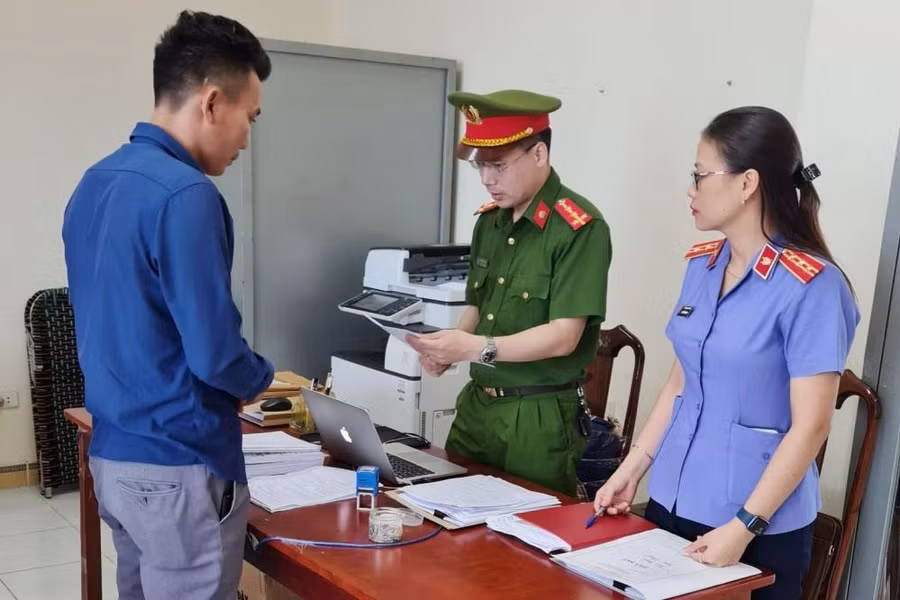 Cơ quan điều tra tống đạt lệnh khởi tố đối với Trần Đình Dũng.