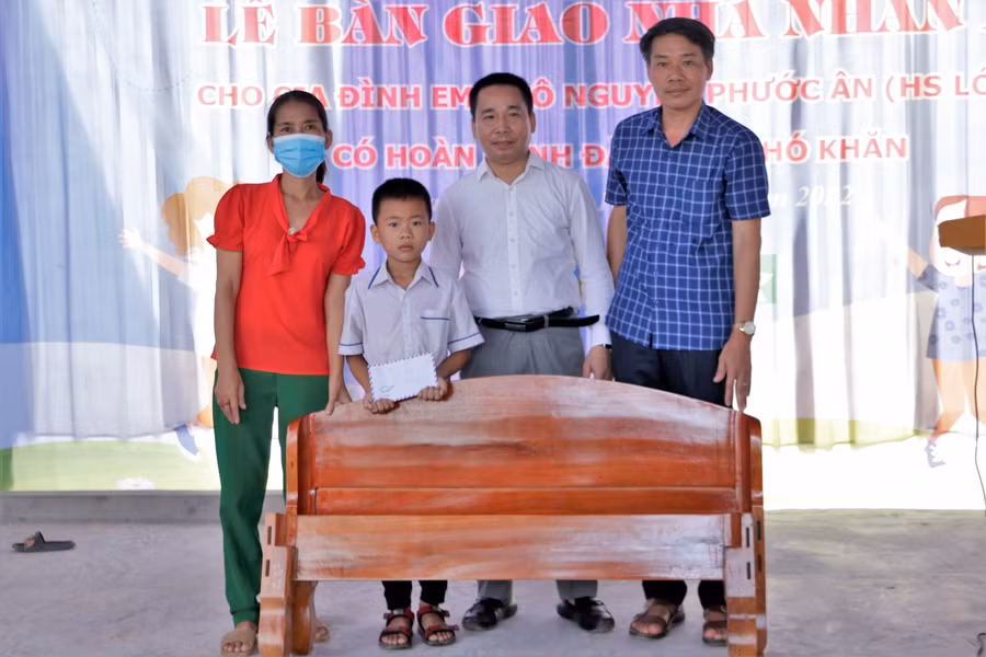 Hà Tĩnh: Bàn giao nhà nhân ái cho cậu học trò mồ côi bố, mẹ ung thư ảnh 14