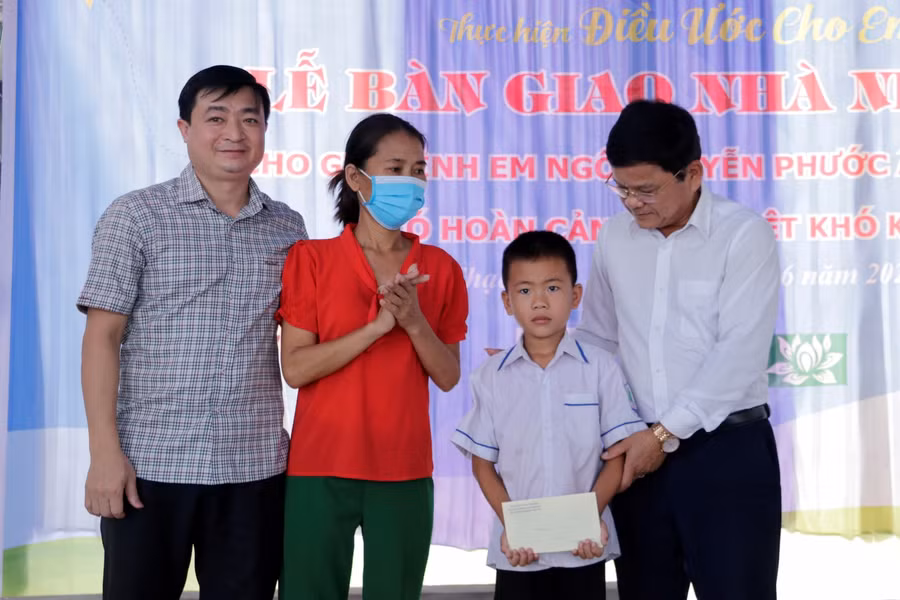 Hà Tĩnh: Bàn giao nhà nhân ái cho cậu học trò mồ côi bố, mẹ ung thư ảnh 10