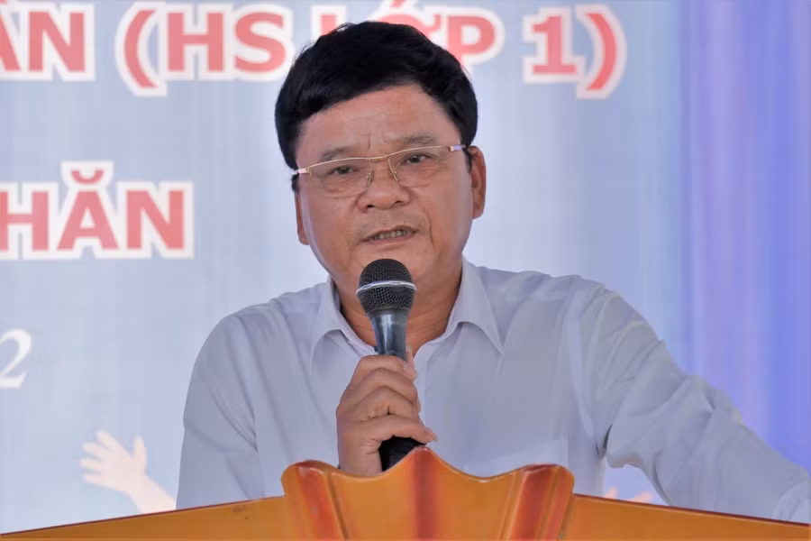 Còn ông Nguyễn Văn Thắng - Phó Bí thư Thường trực, Chủ tịch HĐND huyện Thạch Hà xúc động cho hay: "Báo GD&amp;TĐ đã thực hiện những việc mà chúng tôi chưa thực hiện xong, thực hiện việc lâu nay mà chính quyền đang trăn trở làm sao lo cho người nghèo có đời sống tốt hơn. Hôm nay ngôi nhà mà Báo phối hợp với các nhà hảo tâm không chỉ tặng cho gia đình cháu Phước Ân mà còn tặng cho cả chúng tôi. Đây thực sự là món quà vô cùng ý nghĩa, chúng tôi không biết nói gì hơn ngoài lời cảm ơn sâu sắc đến quý báo và các nhà hảo tâm".