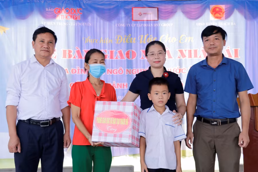 Hà Tĩnh: Bàn giao nhà nhân ái cho cậu học trò mồ côi bố, mẹ ung thư ảnh 11