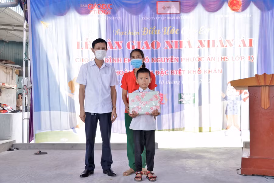 Tại buổi Lễ, rất nhiều món quà được đại diện UBND huyện, Phòng GD&amp;ĐT, Trường Tiểu học Thạch Ngọc, chính quyền, người dân cùng các nhà hảo tâm dành tặng cho mẹ con Phước Ân khi bước vào căn nhà mới.