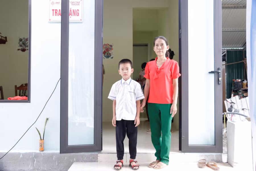 Em Ngô Nguyễn Phước Ân là học sinh lớp 1 (Trường Tiểu học Thạch Ngọc), mồ côi bố khi mới 1 tuổi, em chỉ có mẹ chăm sóc nhưng nay mẹ ung thư phổi, hoàn cảnh đặc biệt khó khăn. Trước khi được báo GD&amp;TĐ phối hợp với các nhà hảo tâm xây tặng nhà nhân ái, mẹ con Phước Ân phải ở nhờ nhà bà ngoại chật hẹp.