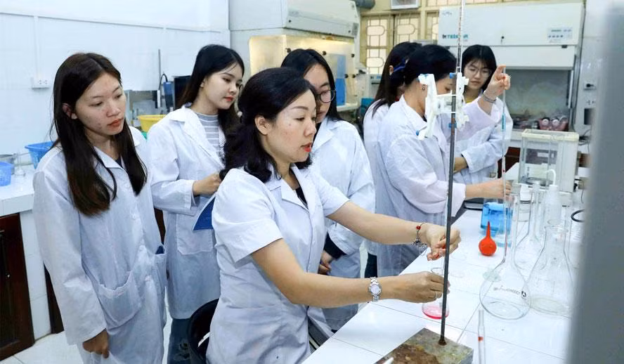Sinh viên Trường ĐH Công nghiệp Thực phẩm TPHCM trong phòng thí nghiệm.