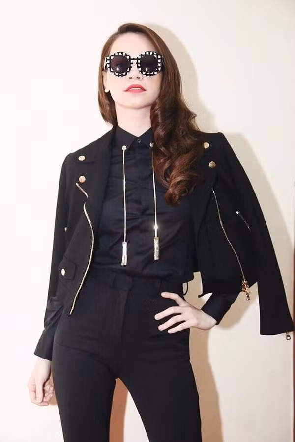 Hà Hồ khoe vẻ quyền lực cùng kính hàng hiệu. 7 bí mật ăn mặc gợi cảm mọi sao Việt đều thuộc lòng