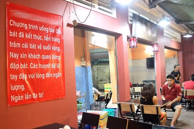 Nhiều ý kiến trái chiều về các hình thức quảng bá thương hiệu lạ đang được khá nhiều hàng quán áp dụng. Ảnh: Zen Nguyễn. Tranh cãi chuyện quán nhậu đập bát và 7 tô mì 49.000 đồng