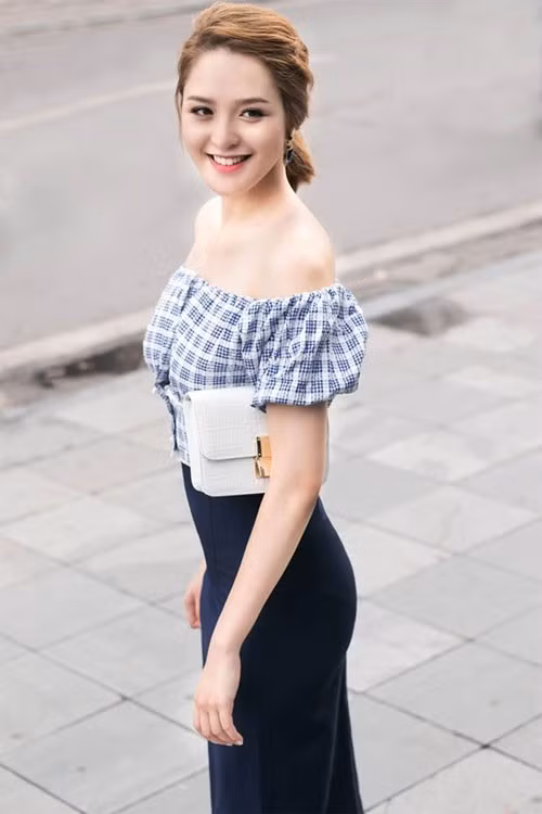 2. Áo trễ vai: Chiếc áo không hề hở hang này mang lại vẻ ngây thơ, gợi cảm cho người mặc. 7 bí mật ăn mặc gợi cảm mọi sao Việt đều thuộc lòng