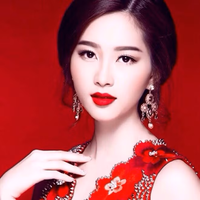 7. Son đỏ: Mặc dù mùa thu đông năm nay, tông màu nude sẽ lên ngôi, nhưng son đỏ luôn là bí mật của sự quyến rũ. Thu Thảo với ánh nhìn mê hoặc cùng màu son rực rỡ. 7 bí mật ăn mặc gợi cảm mọi sao Việt đều thuộc lòng