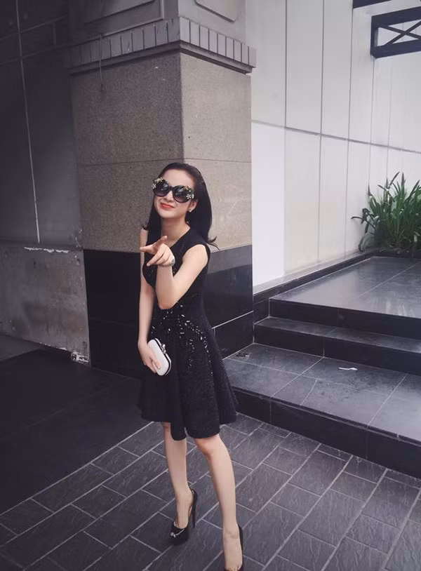 Phương Trinh đầy hấp dẫn với mẫu đầm xòe 3D. 7 bí mật ăn mặc gợi cảm mọi sao Việt đều thuộc lòng