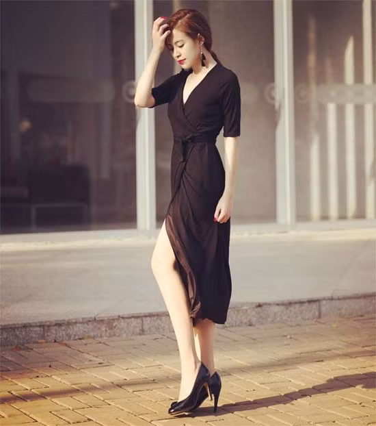 Hoàng Thùy Linh lựa chọn giày cao gót đen khi diện đầm duyên dáng. 7 bí mật ăn mặc gợi cảm mọi sao Việt đều thuộc lòng