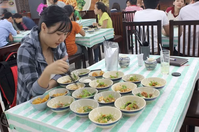Nhà hàng bán 7 tô mì vị khác nhau bằng giá với một tô chỉ có một vị. Ảnh: Zen Nguyễn. Tranh cãi chuyện quán nhậu đập bát và 7 tô mì 49.000 đồng