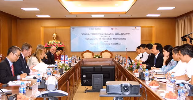 Bộ trưởng Phùng Xuận Nhạ hội đàm với Quốc Vụ khanh Baroness Fairhead