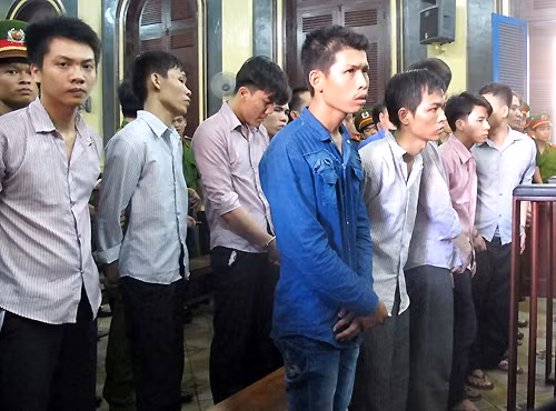 Kiệt và đồng bọn nghe tuyên án. Ảnh: H. D. bang-cuop-4347-1429700146.jpg