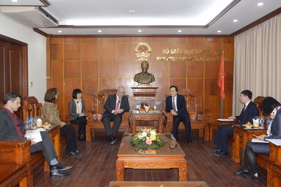 Quang cảnh buổi tiếp Đại sứ Bỉ Paul Jansen của Bộ trưởng Phùng Xuân Nhạ