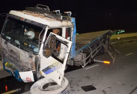 Hien truong xe container roi banh, vang thung tren cau Sai Gon - Anh 3
