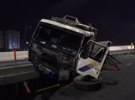 Hien truong xe container roi banh, vang thung tren cau Sai Gon - Anh 2