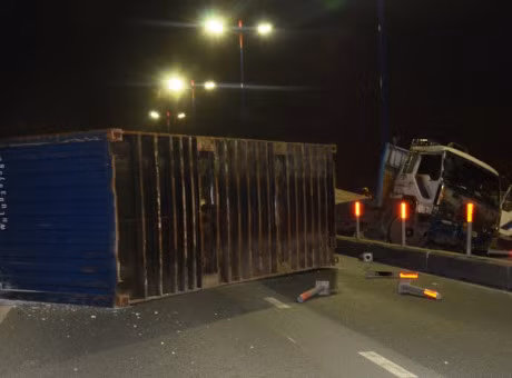 Hien truong xe container roi banh, vang thung tren cau Sai Gon - Anh 6