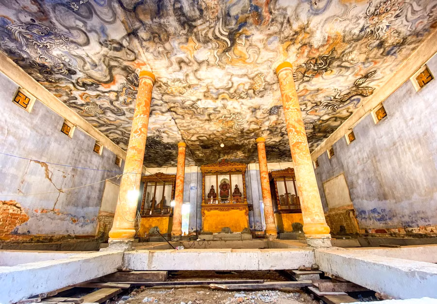 Bức tranh trần “Long vân khế hội” và bốn con rồng quấn quanh bốn cột trụ lớn bên trong chánh điện được xác nhận là bức tranh vẽ trên trần cổ và xưa nhất Việt Nam. Bức tranh trần “Long vân khế hội” và bốn con rồng quấn quanh bốn cột trụ lớn bên trong chánh điện được xác nhận là bức tranh vẽ trên trần cổ và xưa nhất Việt Nam.