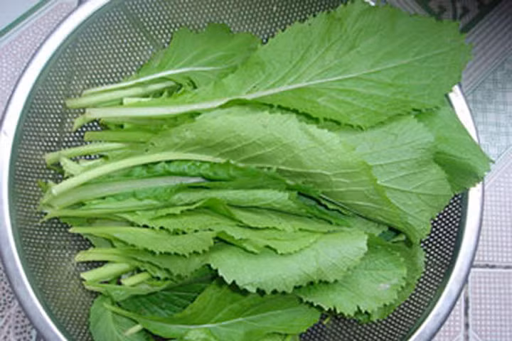 Bà nội trợ Việt nên bỏ thói quen dùng nước luộc gà nấu canh rau cải