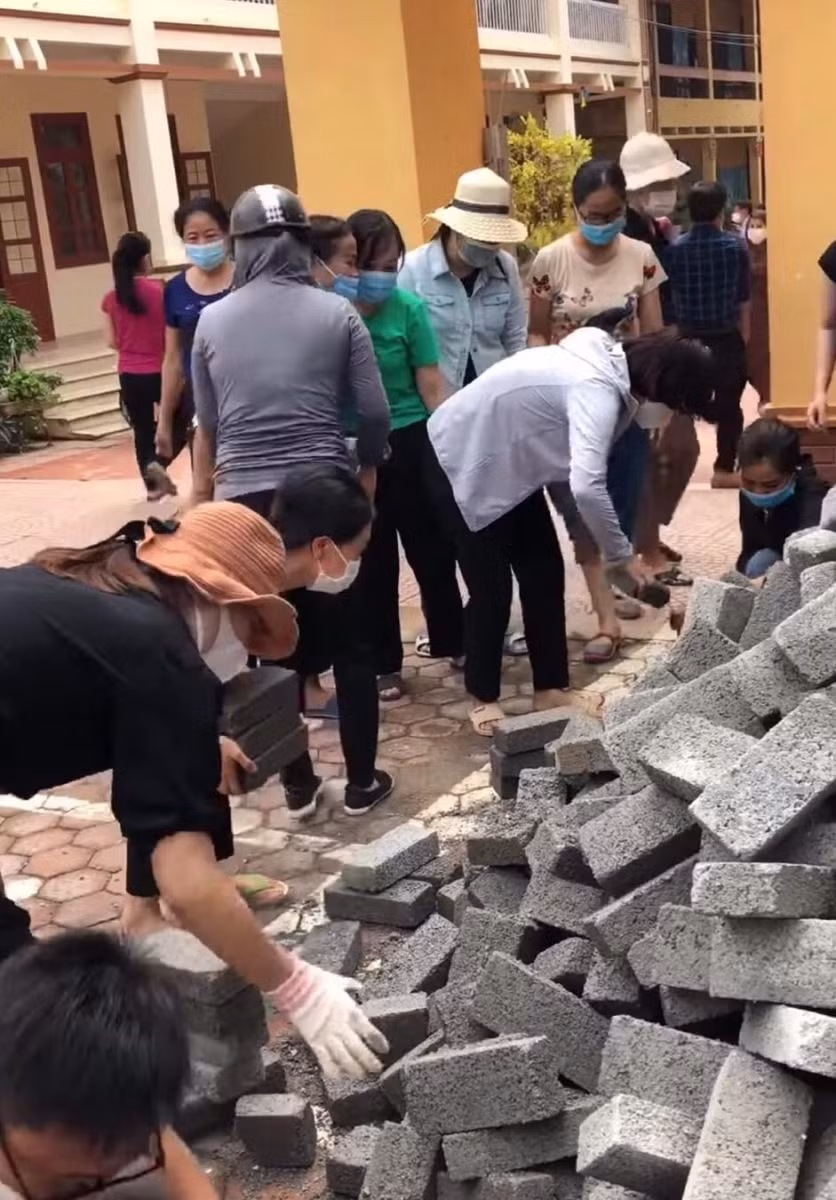 GV Trường Tiểu học Chũ (Bắc Giang) cùng lao động xây sửa trường lớp.
