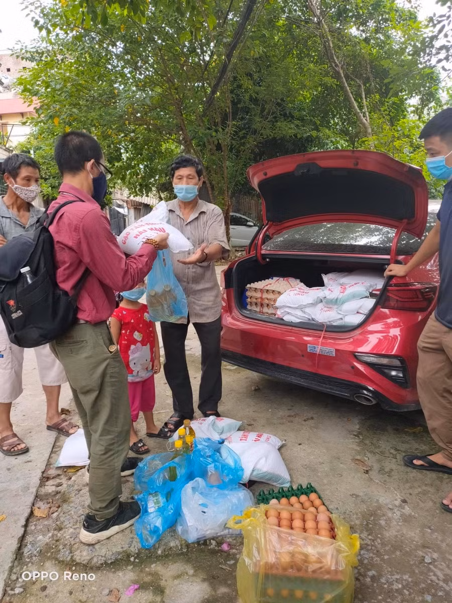 Đại diện nhóm thiện nguyện trao phần quà tới tận tay bà con nghèo các địa phương kẹt lại Hà Nội trong đợt dịch.