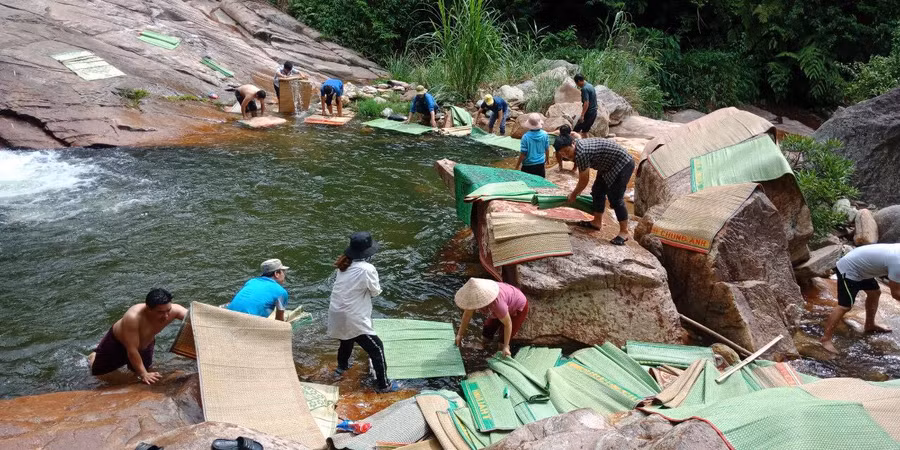 Giáo viên Trường PTDTBT Tiểu học và THCS Tả Củ Tỷ (Bắc Hà – Lào Cai) giặt hàng trăm chiếu cho HS bán trú.