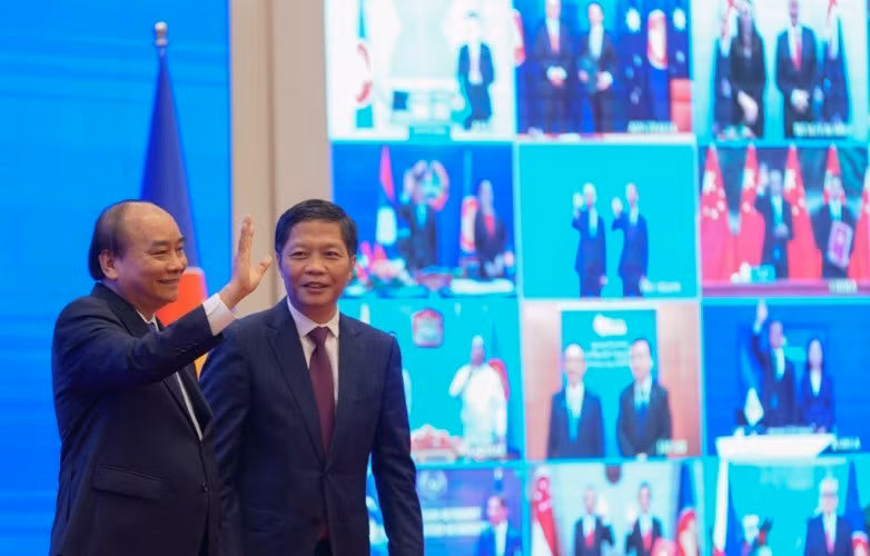 Từ đầu cầu Hà Nội, Thủ tướng Nguyễn Xuân Phúc gửi lời chào tới các nhà lãnh đạo ASEAN và lãnh đạo 5 nước đối tác trong lễ ký Hiệp định RCEP. Ảnh:chinhphu.vn