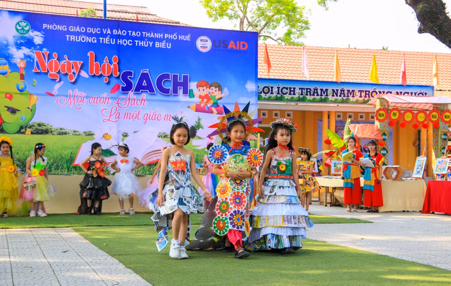 Học sinh trình diễn thời trang tại Ngày hội đọc sách 2024. (Ảnh: Hoàng Hải)