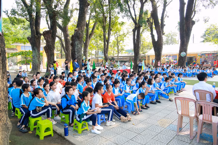 Ngày hội thu hút hàng trăm học sinh, quý thầy cô và các bậc phụ huynh tham gia.