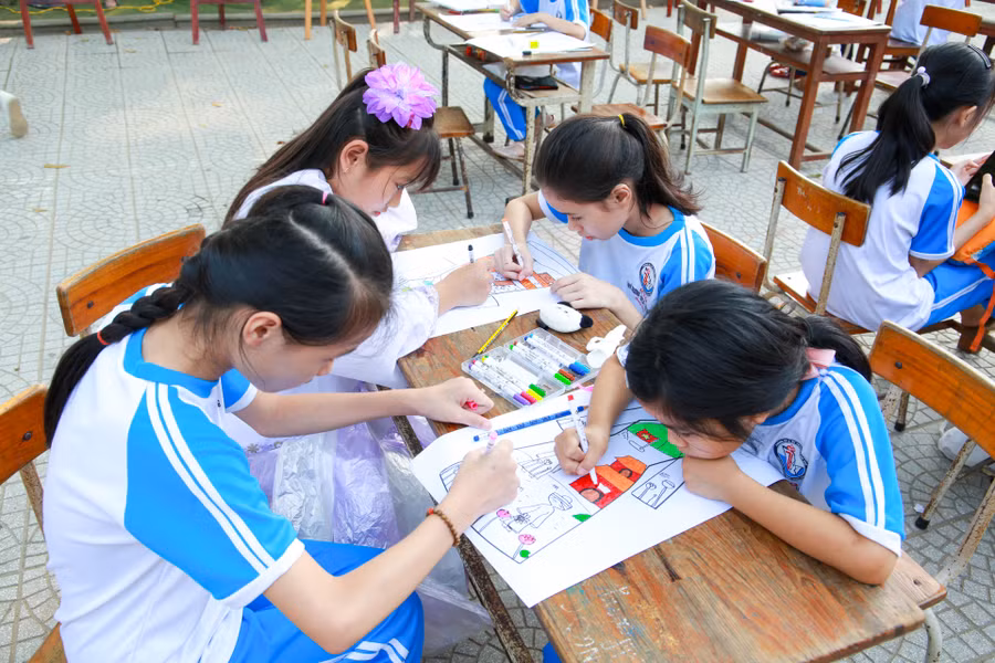 Học sinh sáng tạo thiết kế họa tiết trên nền áo dài truyền thống.